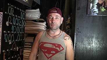 ENZO RIMENEZ donne son cul dans les vestiaires du sauna