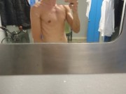 EXHIB #1 : je me touche dans les vestiaires de mon taf (presque surpris)!