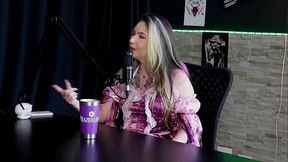 A primeira vez que deu o cu foi de frente e gosta de sua gozada, &eacute_ viciada em menage, e bateu siririca no Uber - Raphaela Savanah (SHEER/RED) Halloween