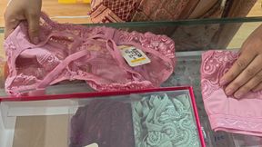 Bhabhi ko bra penty ke badle lund chusaya shop mai
