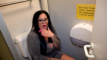 MAULFICK DEEPTHROAT AUF DER TANKSTELLEN-TOILETTE
