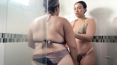 Stepsister shower together and touch and kiss each other