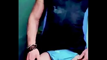 Prostituto que conocimos en el gym acepta hacer video gay exponiendo su pene y tomando sus propios orines