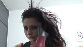 GOSTOSA ARRUMANDO OS CABELOS E REBOLANDO