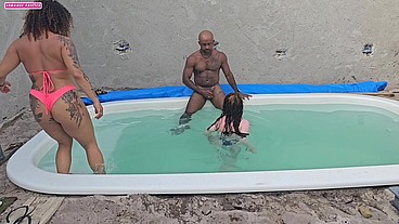 BATENDO UMA NA PISCINA E FUDENDO DUAS GOSTOSAS COM GOSADA DENTRO