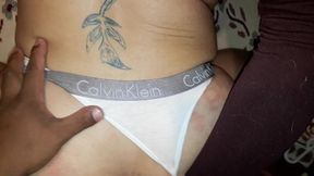 vecino le miente a su esposa que saldra tarde de trabajar para cogerme por mi ano