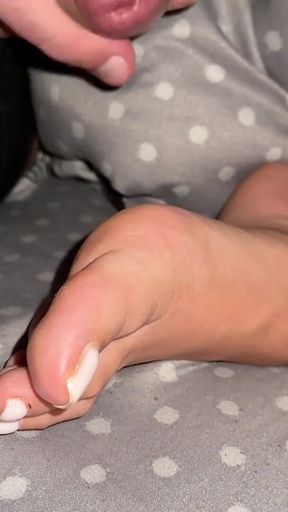 Cumming on My Sole While I Ignor Him