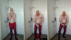 strumpfhose und inkontinenzhose in der dusche