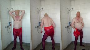 strumpfhose und inkontinenzhose in der dusche