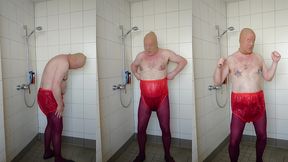strumpfhose und inkontinenzhose in der dusche