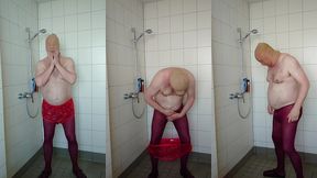 strumpfhose und inkontinenzhose in der dusche
