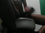 gozando no banheiro público