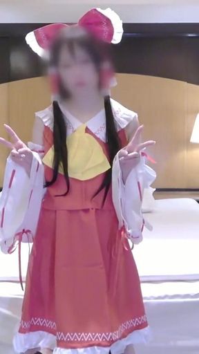 Slender Downer Style Apparel Girl Cosplayer Shows Her Quiet Charm as a Reimu Shrine Maiden Again 2