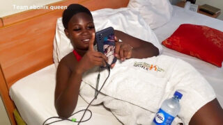 Чернокожая девушка-любительница с большой грудью и попой в нижнем белье принимает огромный черный член в свою задницу.