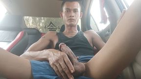 หนุ่มไทยชักว่าวบนรถ