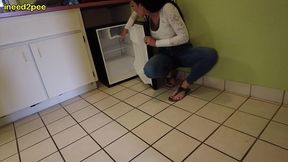 milf luna dawn wetting her tight jeans omorashi