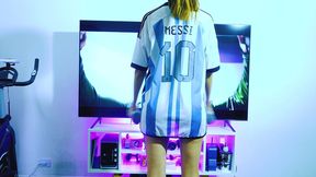 hago ejercicios sensualmente para ti alentando a la seleccion de argentina