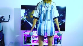 hago ejercicios sensualmente para ti alentando a la seleccion de argentina