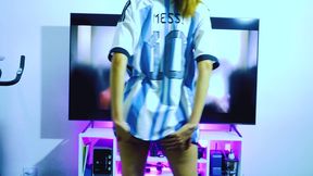 hago ejercicios sensualmente para ti alentando a la seleccion de argentina