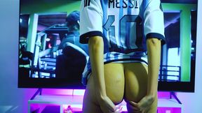 hago ejercicios sensualmente para ti alentando a la seleccion de argentina