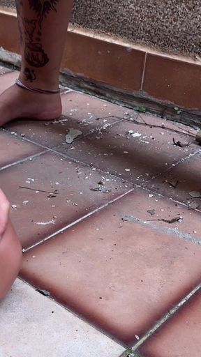 Gordinha Pegou a MILF No Bloco De Carnaval E Levou Na Casa Abandonada