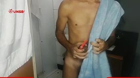estudante novinho dotado tomando banho depois da aula - solo unsboys