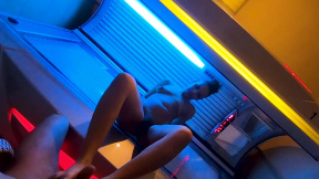 Foot fetish and handjob from a bitch in a solarium