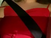 Mi novia se masturba en el carro mientras llegamos al motel y termina