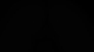 Die Schlampe lässt es sich tief in den Arsch rammen.