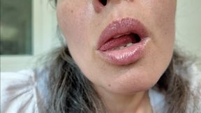 smell saliva on my natural lips aV
