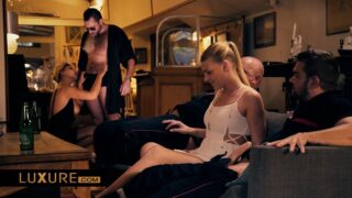 Blonda cu țâțe mari Anissa Kate, Anna Polina, Kimber Delice și Lucy Heart futute într-un gangbang anal dur