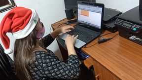 anal sex ass fuck esposa puta, ama de casa se calienta mirando porno sucio y entrega el culo al amigo de su marido en navidad