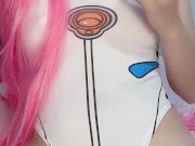 Universitaria japonesa latina vestida de cosplay hace squirt a chorros despues de ver hentai