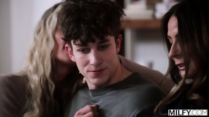 Mature American MILF Phoenix Marie takes cock