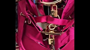 Trouve la pour ouvrir tous les cadenas de cette incroyable lingerie honey ...