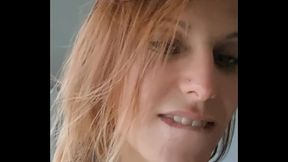 Je joue avec le jus de monsieur dans ma bouche