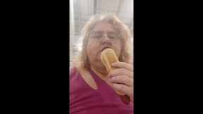 Gobble up a Hotdog After Shopping in This Big Store! wmv