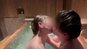 フルver. 温泉旅館. 早朝の露天風呂でぎゅーしながらまったり. 良い雰囲気の中で朝から濃厚なディープキスをする素人カップルの日常.