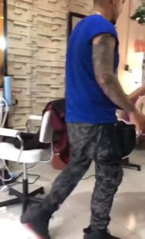 STYLIST SATISFIES HIS NEW CLIENT IN AESTHETICS