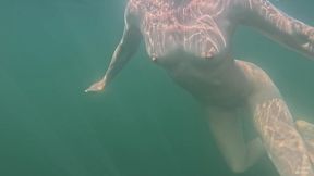 relaxing perfect body girl next door amateur underwater nude swimming