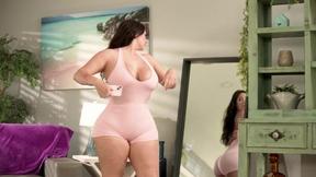 ”Mesmerizing & Raw BTS - Vivian Taylor Gives A Little Mirror Show”