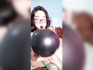 I play sensually with this ebony balloon and pop it (full episode on C4S / MV / OF / Membersite)