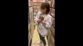 ネカフェのカップルシートで声をおしころして挿入思わず喘ぎ声が出て、、