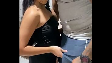 Corno levou a esposa pequena e novinha pro amigo neg&atilde_o gigante fuder gostoso