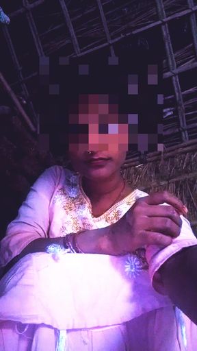 Desi mallu aunty pink frock me chuchi masala rahi hai