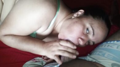 Mi hermanastro me pone a mamar su pene hasta la garganta