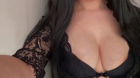 Automilk . Nursing mom milks herself