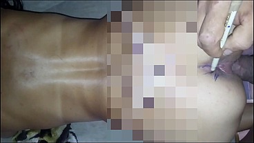 Desenhou na bunda da garota com a piroca dentro dela