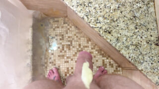 Masturbación en la ducha en POV con galanes americanos amateurs descargando enormes cargas de sus pollas gruesas