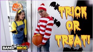 فتاة من لعبة Minion Cosplay تمارس الجنس من الخلف مع والدو باستخدام قضيب كبير